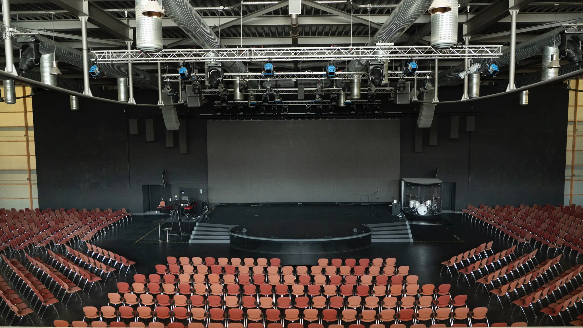 Großer Saal des Gospel Forums mit dunklem Boden