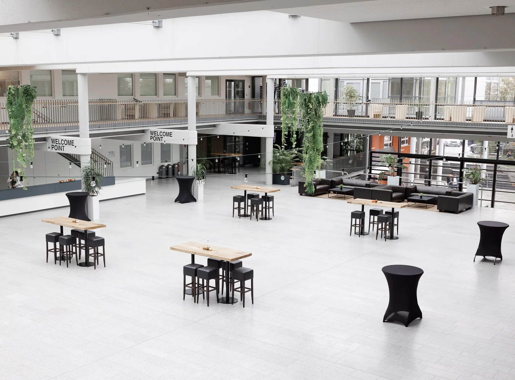 Foyer mit Stehtischen