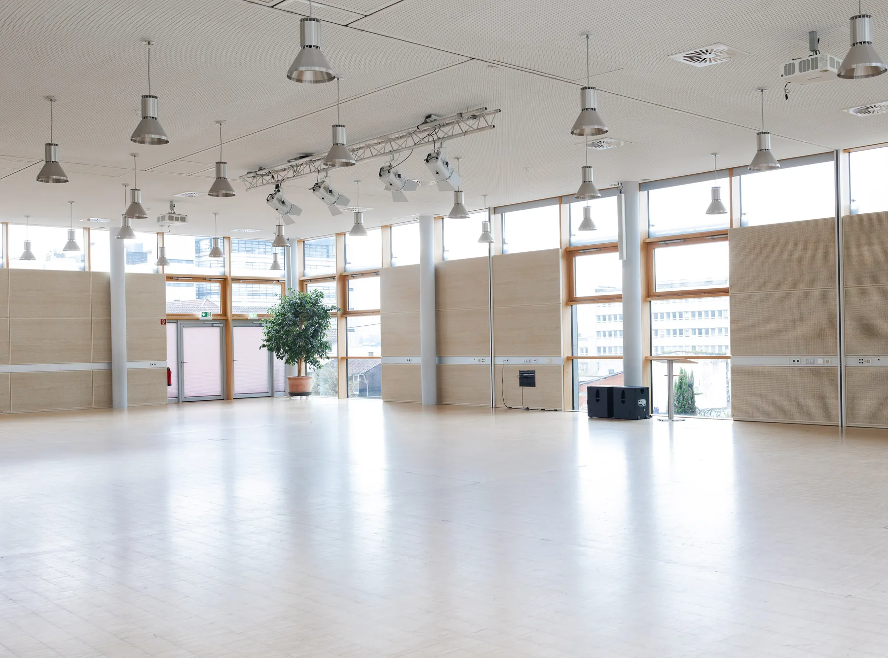 Kleiner Saal mit flexiblen Raumteilern